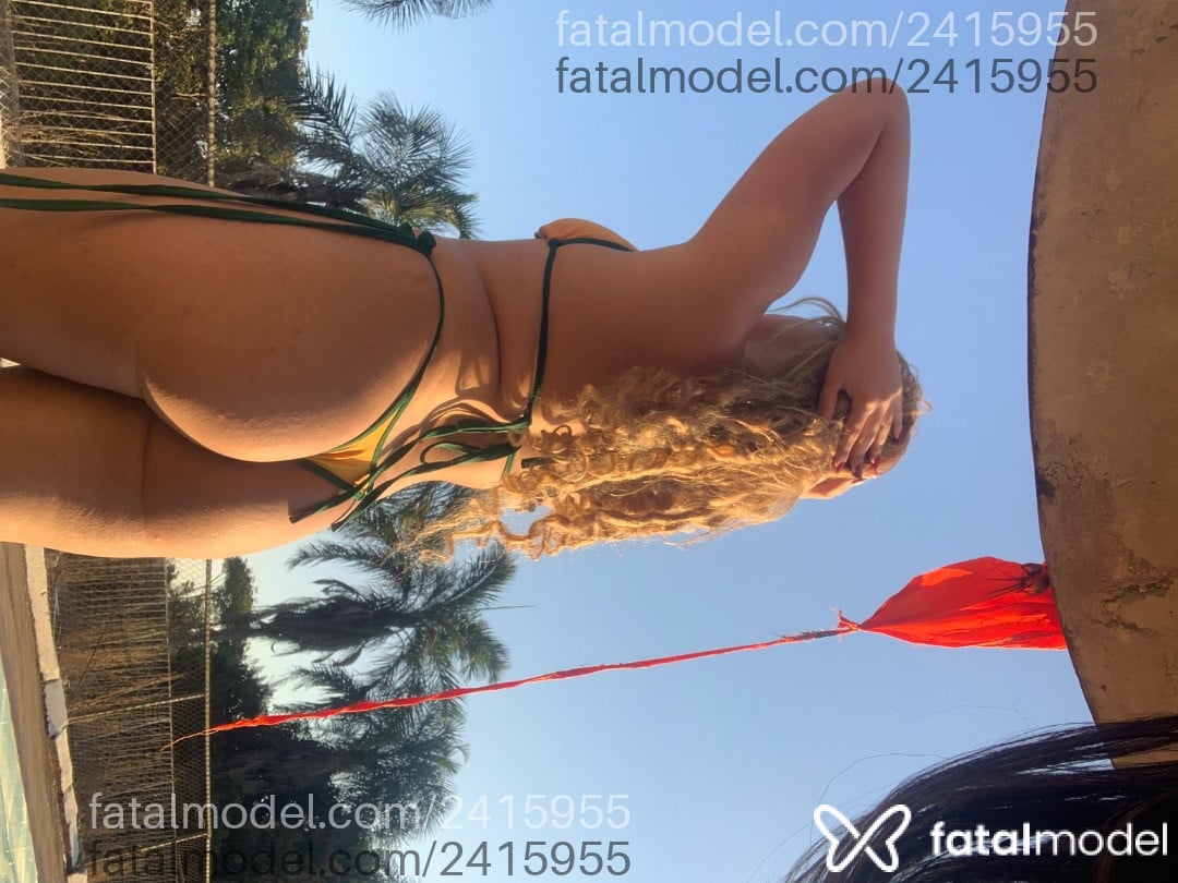Acompanhante mulher trans loira (o) de olhos castanhos - Eshley