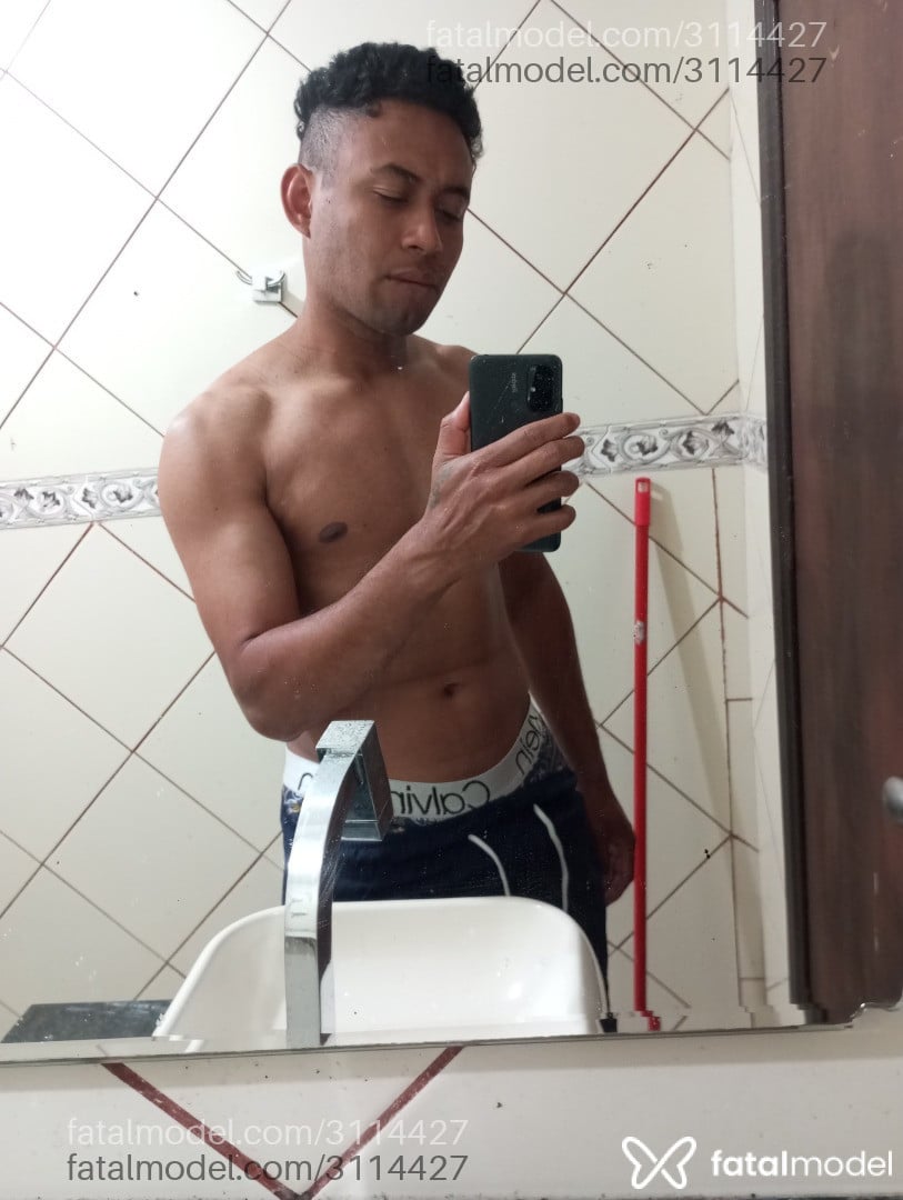 Acompanhante homem com cabelo grisalho de olhos castanhos - Negonego