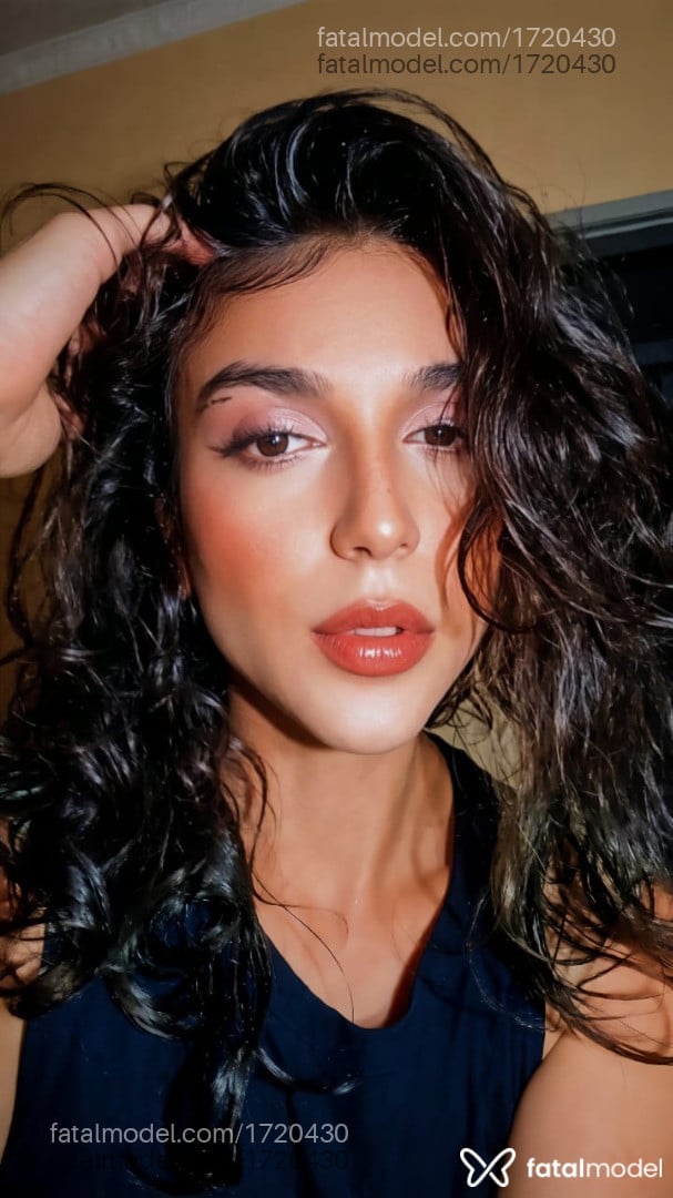 Acompanhante mulher trans morena (o) de olhos castanhos - Lua