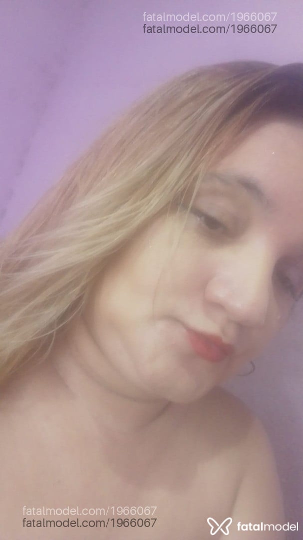 Acompanhante mulher loira (o) de olhos castanhos - Leninha