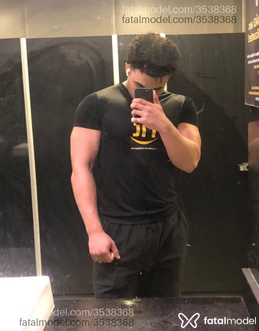 Acompanhante homem com cabelo castanho de olhos pretos - Dario Rafael