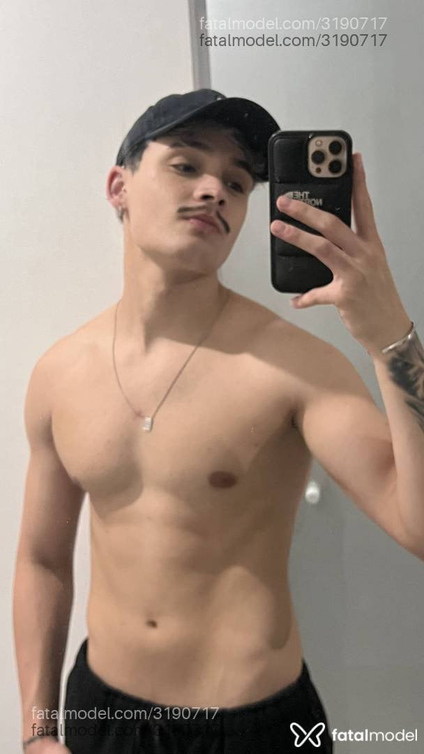 Acompanhante homem com cabelo castanho de olhos castanhos em Virtual - Heitor