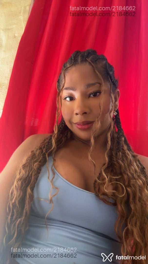 Acompanhante mulher trans com cabelo castanho de olhos castanhos - Caroline