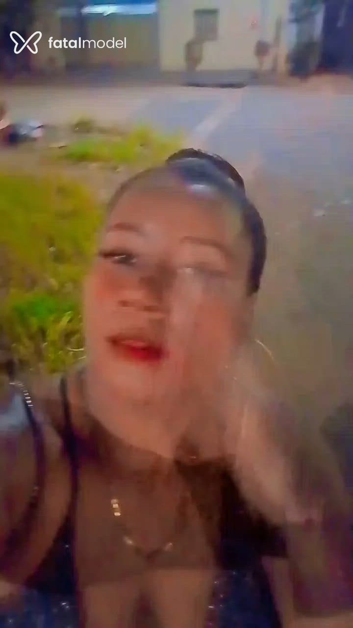 Acompanhante mulher com cabelo colorido de olhos mel - Negona