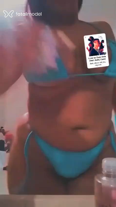 Acompanhante mulher com cabelo colorido de olhos mel - Negona
