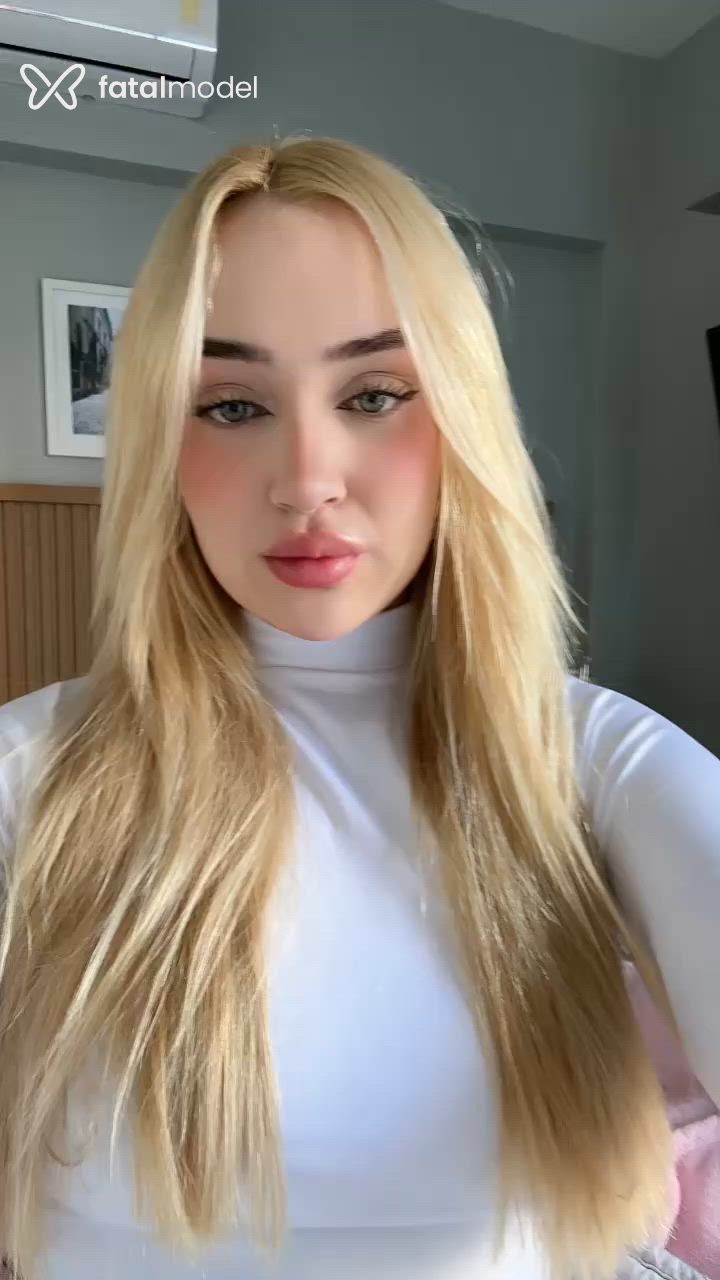 Acompanhante mulher loira (o) de olhos verdes - Ellie Acompanhante mulher loira (o) de olhos verdes - Ellie