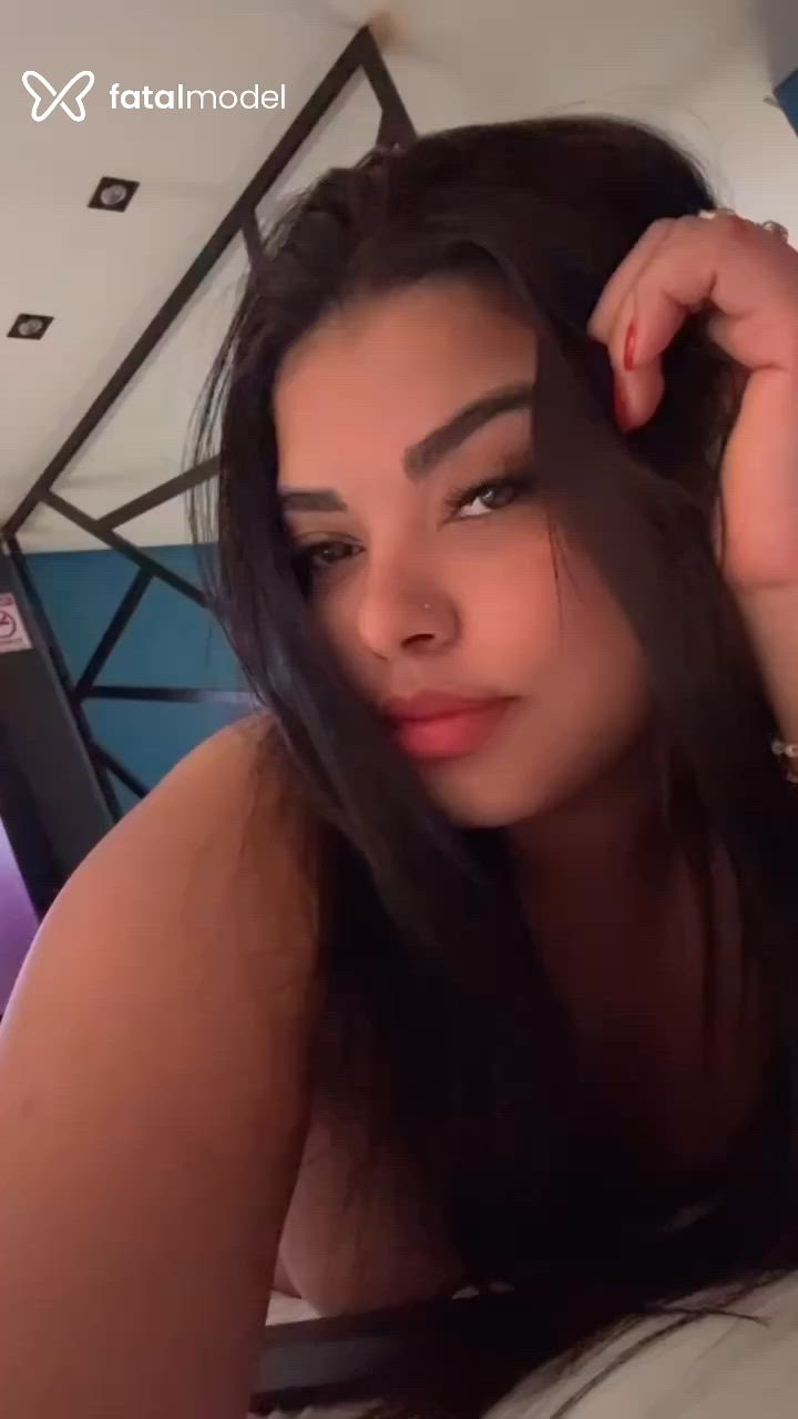 Acompanhante mulher morena (o) de olhos pretos - Mah Martins