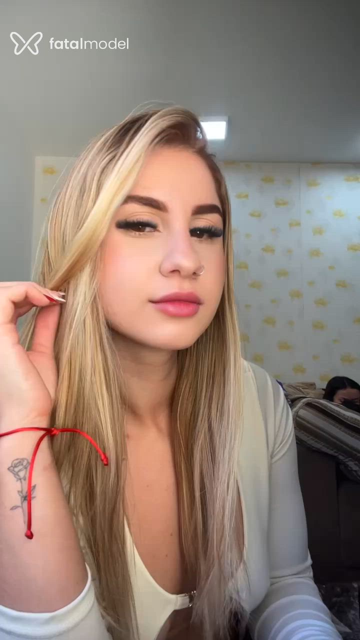 Acompanhante mulher loira (o) de olhos mel - Alice Trombini