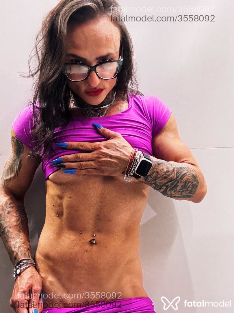 Acompanhante mulher com cabelo castanho de olhos mel - Larissa Prases