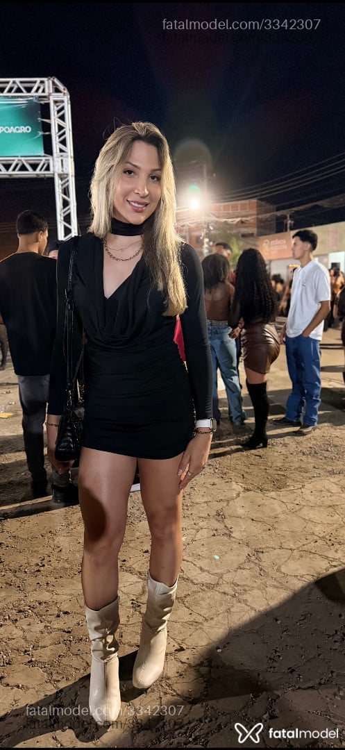 Acompanhante mulher trans loira (o) de olhos castanhos - Stella Noir