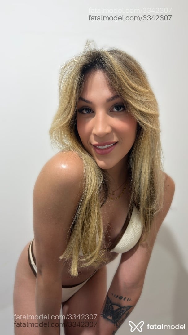 Acompanhante mulher trans loira (o) de olhos castanhos - Stella Noir