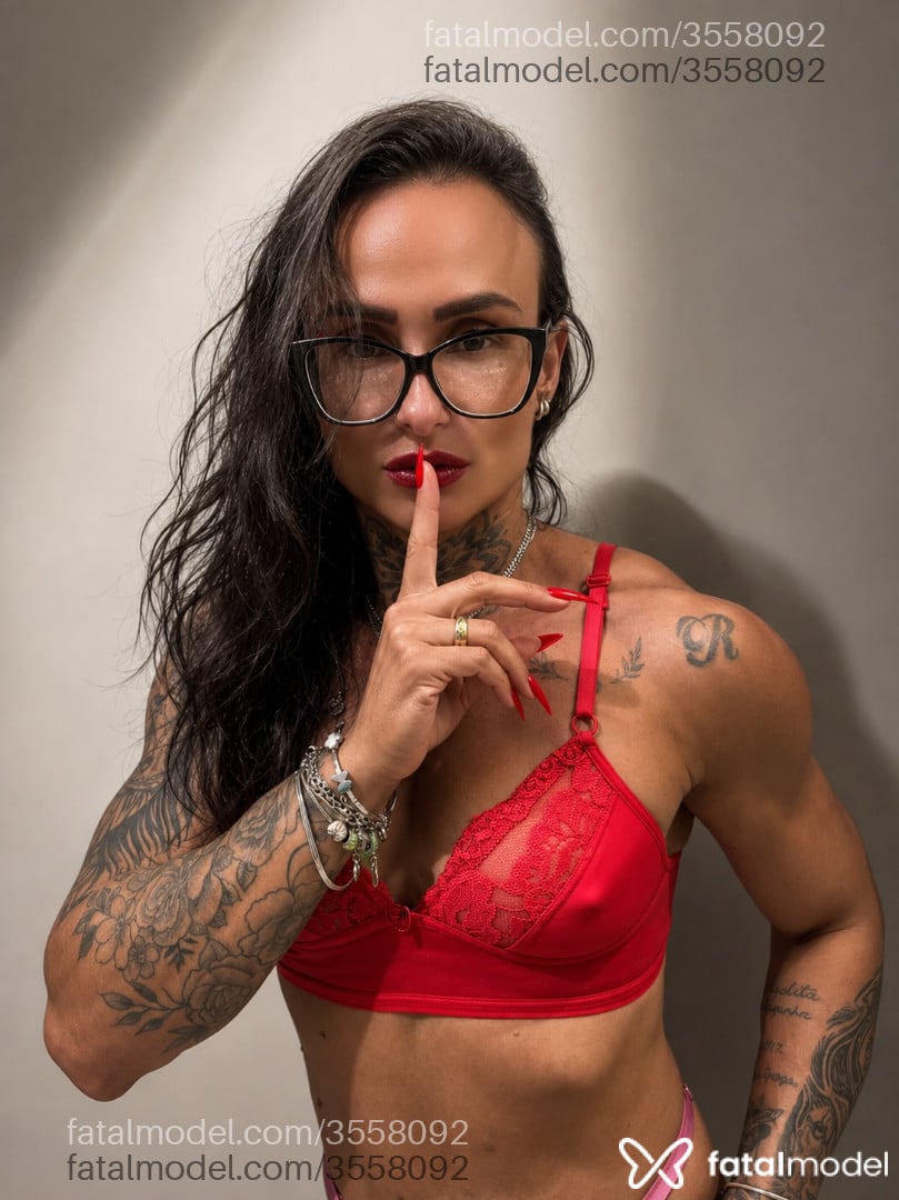 Acompanhante mulher com cabelo castanho de olhos mel - Larissa Prases