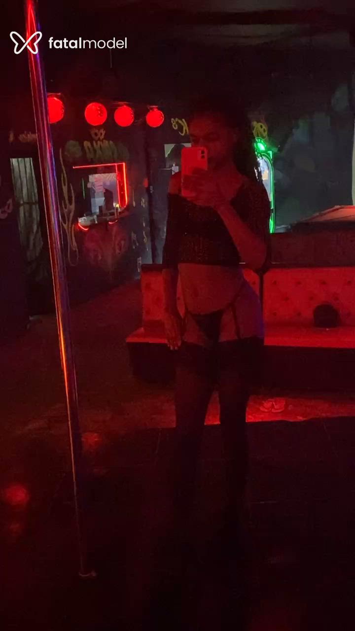 Acompanhante mulher morena (o) de olhos castanhos - Carlabonequinha