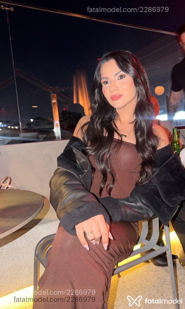 Acompanhante mulher trans com cabelo castanho de olhos pretos - Nix