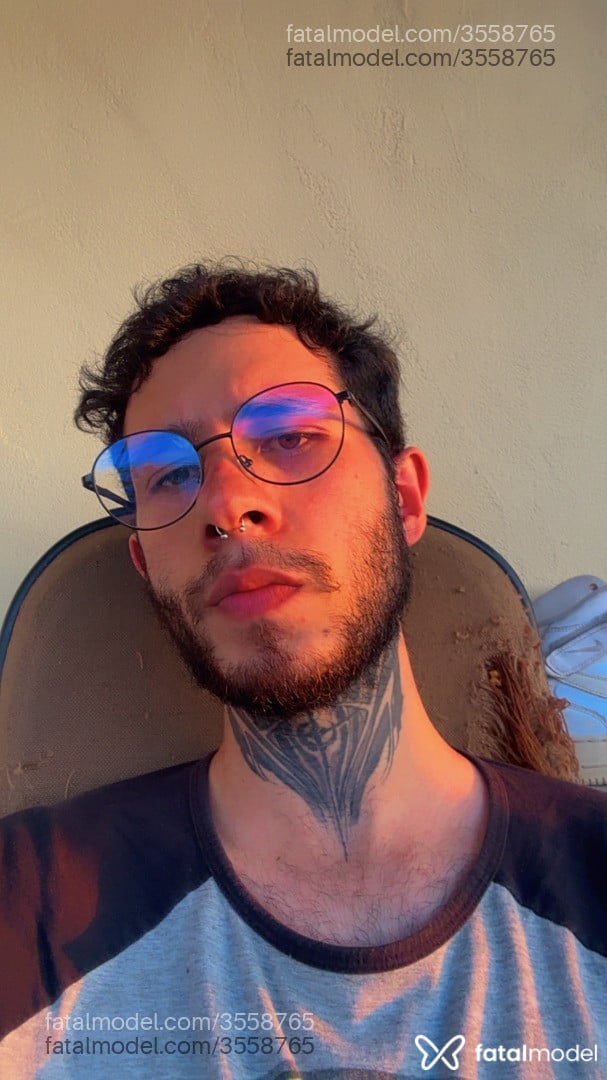 Acompanhante homem morena (o) de olhos mel - Wrench