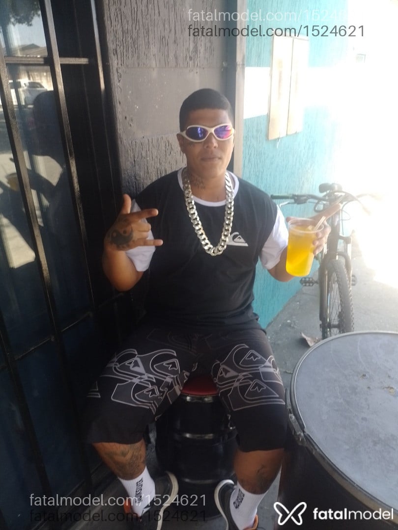 Acompanhante homem com cabelo castanho de olhos castanhos - João