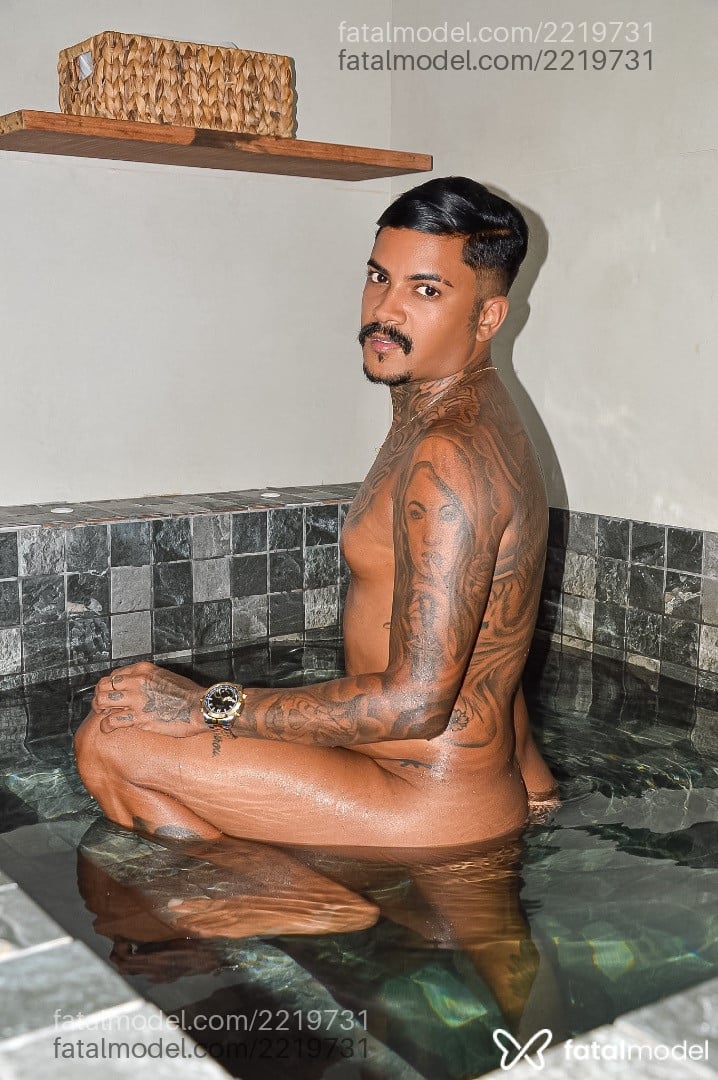 Acompanhante homem morena (o) de olhos castanhos - Riscado