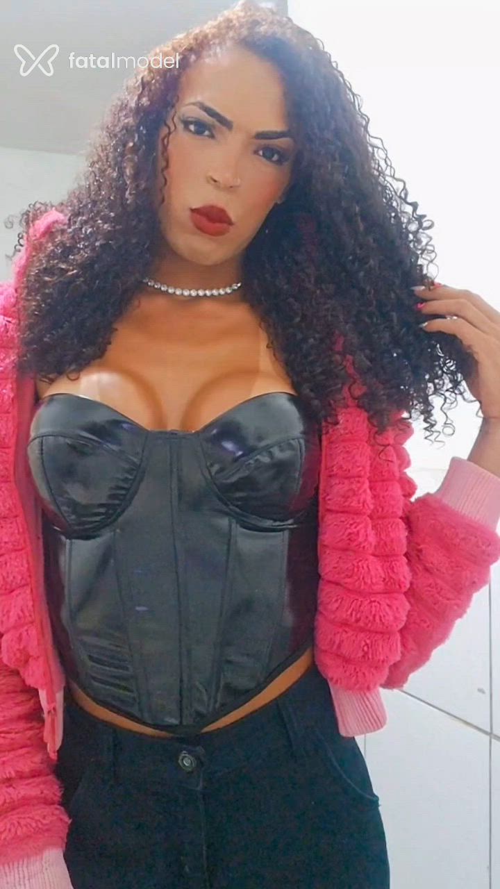 Acompanhante mulher trans morena (o) de olhos castanhos - pérola mel