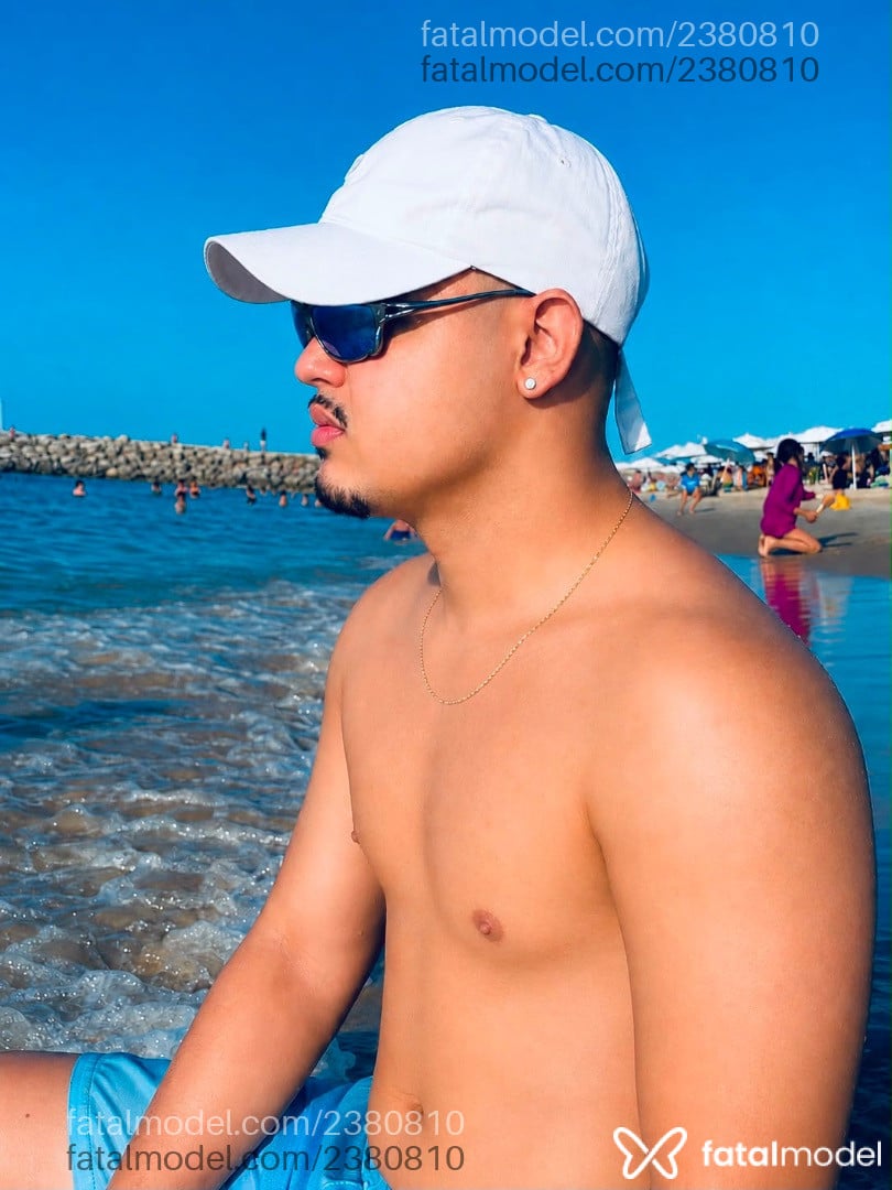 Acompanhante homem morena (o) de olhos castanhos - Victor