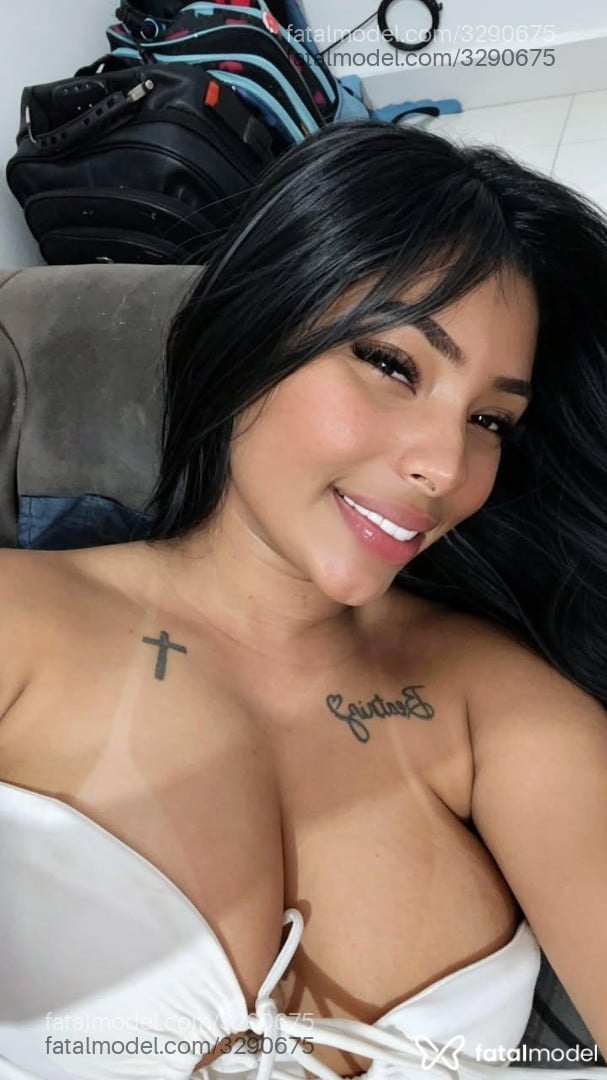 Acompanhante mulher morena (o) de olhos pretos - Victoria