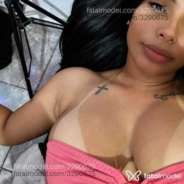 Acompanhante mulher morena (o) de olhos pretos - Victoria