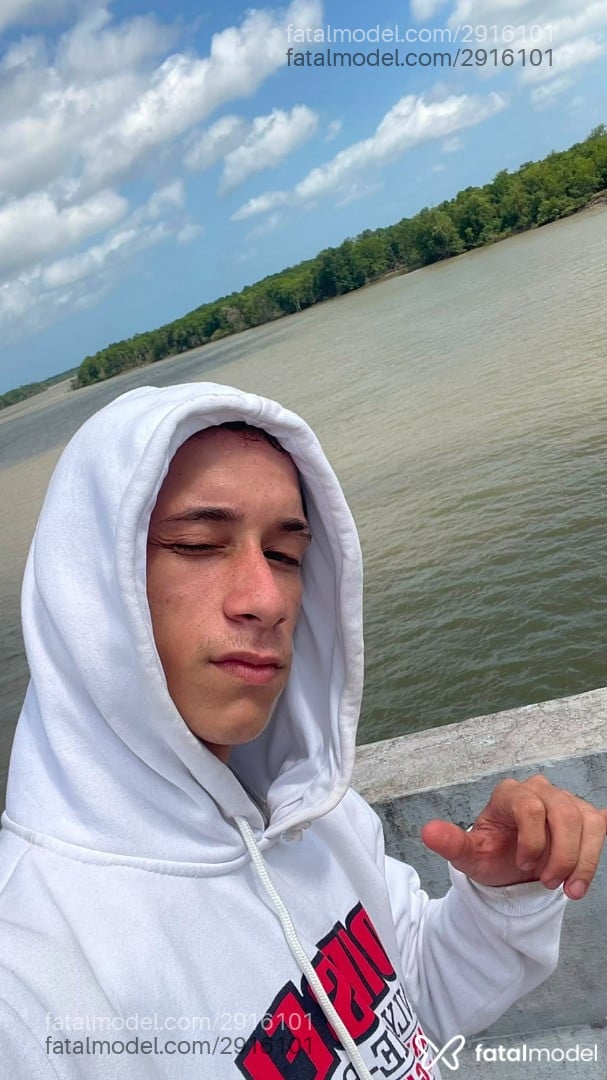 Acompanhante homem com cabelo castanho de olhos verdes - Noahn