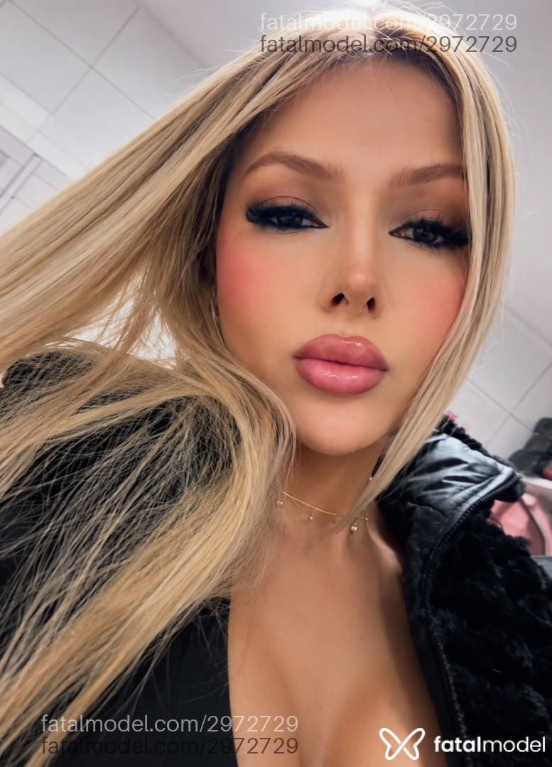 Acompanhante mulher trans loira (o) de olhos castanhos - Jade Lovatelli
