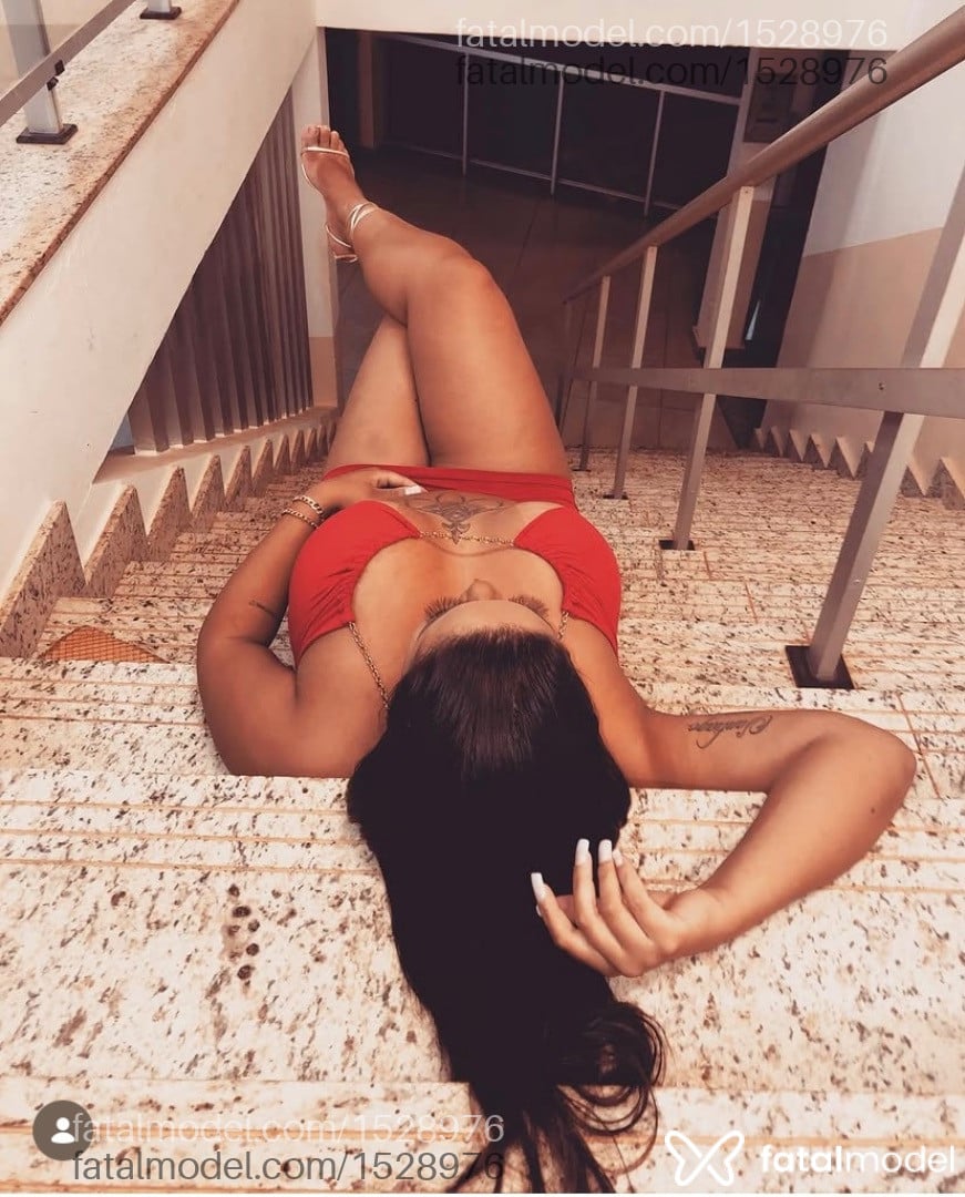 Acompanhante mulher com cabelo castanho de olhos castanhos - Mel
