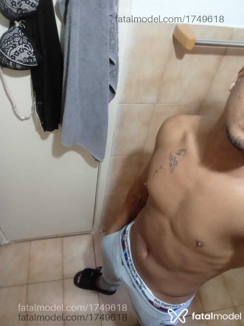 Acompanhante homem morena (o) de olhos castanhos - preto