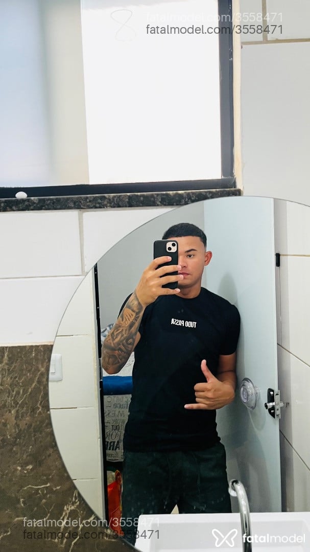 Acompanhante homem com cabelo castanho de olhos pretos - Virto Sousa