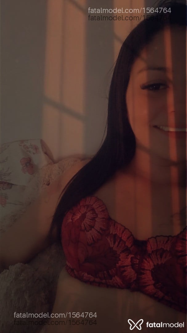 Acompanhante mulher morena (o) de olhos castanhos - Cristal