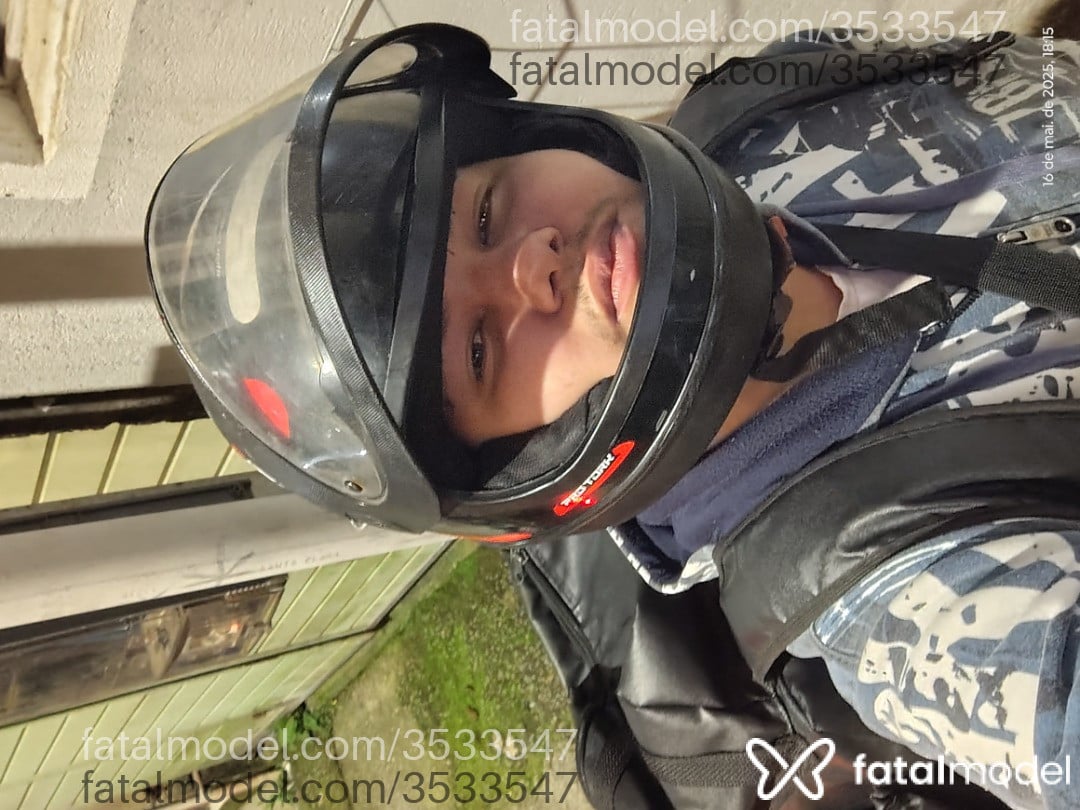 Acompanhante homem com cabelo castanho de olhos castanhos - Bruno Vini