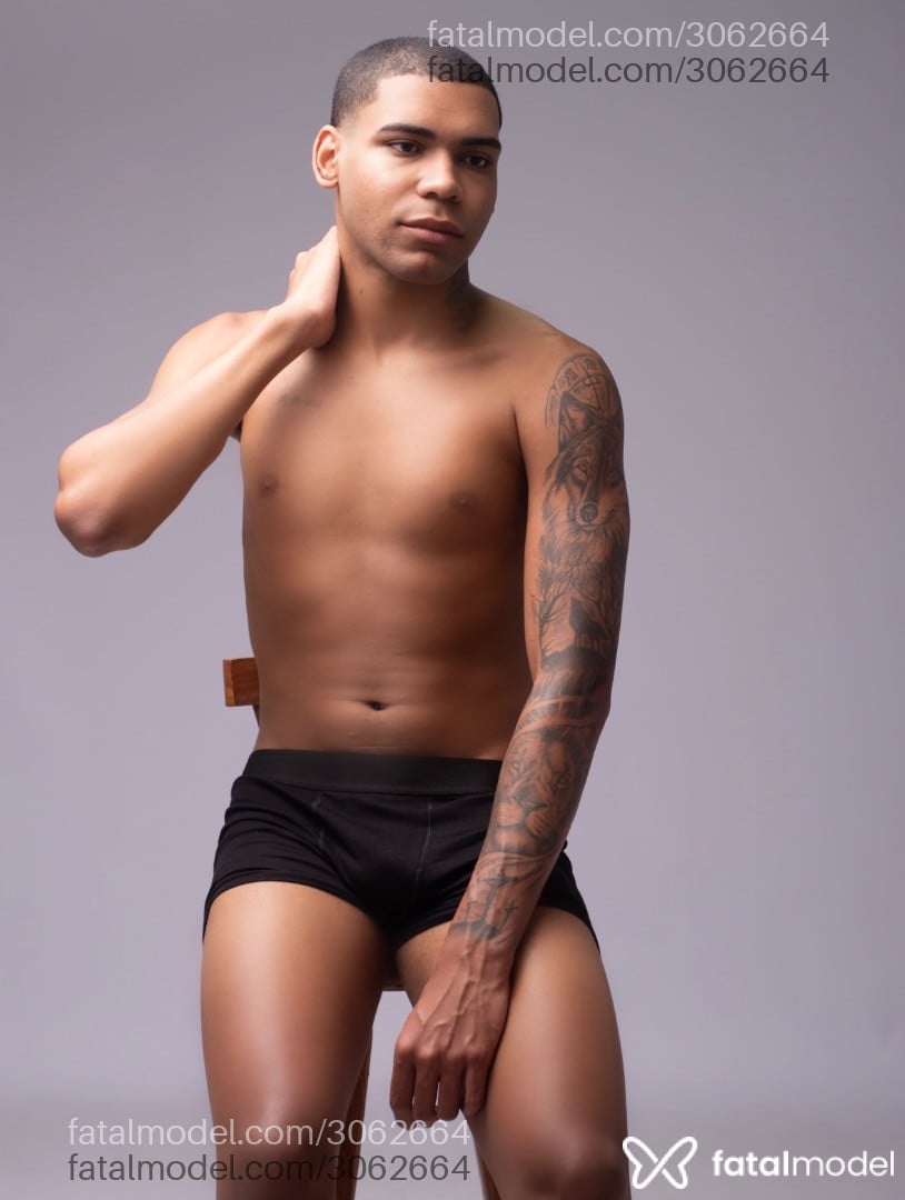 Acompanhante homem morena (o) de olhos pretos - Pietro