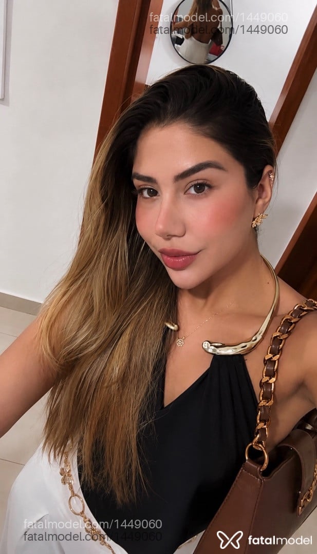 Acompanhante mulher loira (o) de olhos mel - Bela