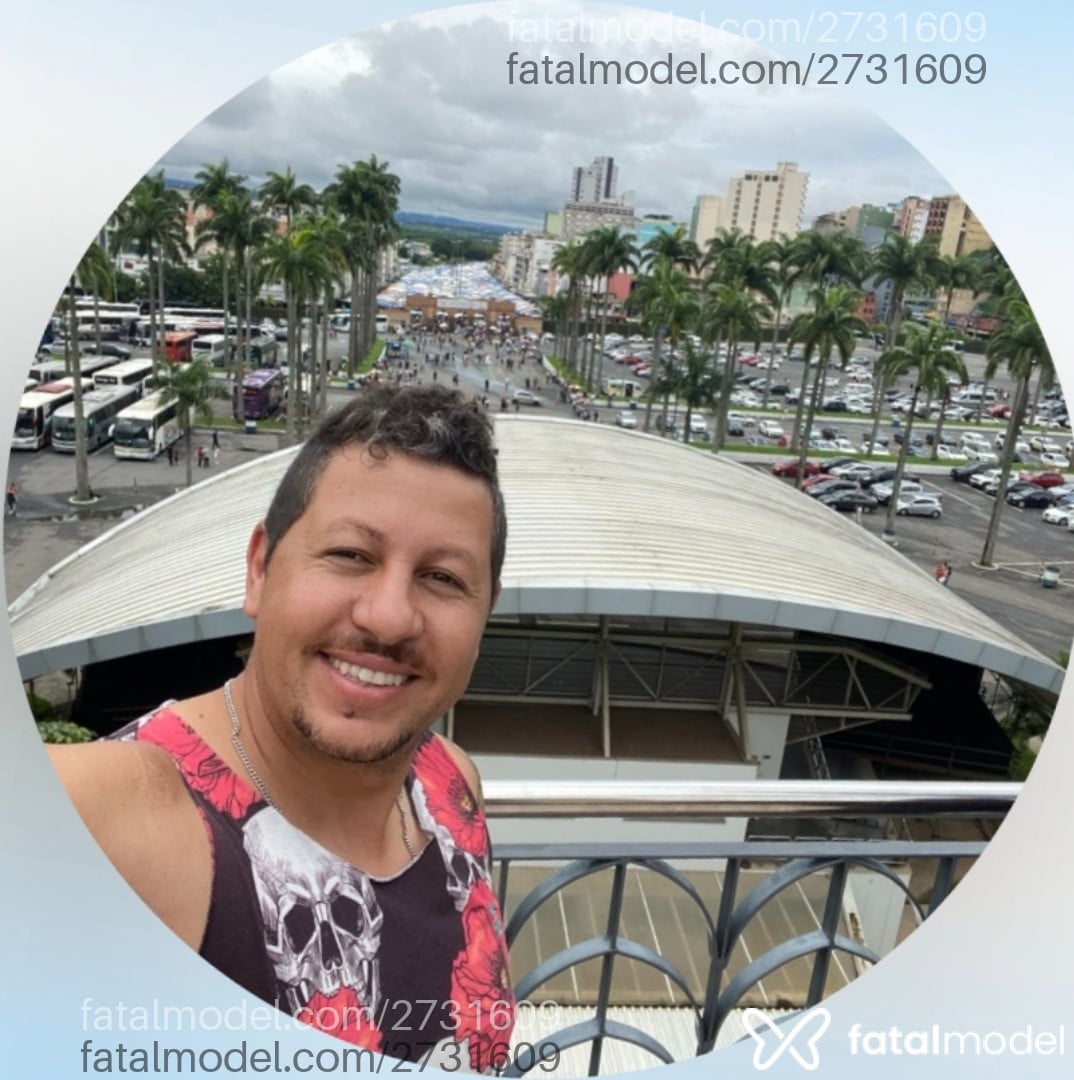 Acompanhante homem com cabelo castanho de olhos mel - Henrique