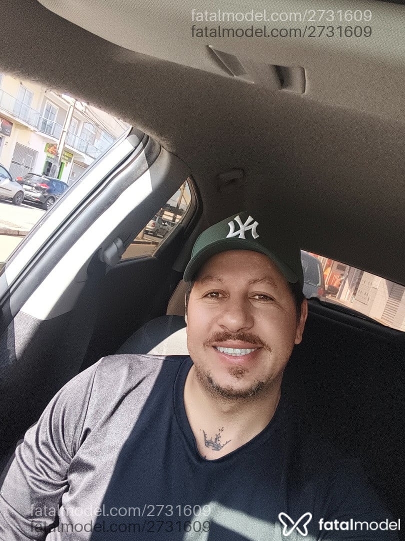 Acompanhante homem com cabelo castanho de olhos mel - Henrique