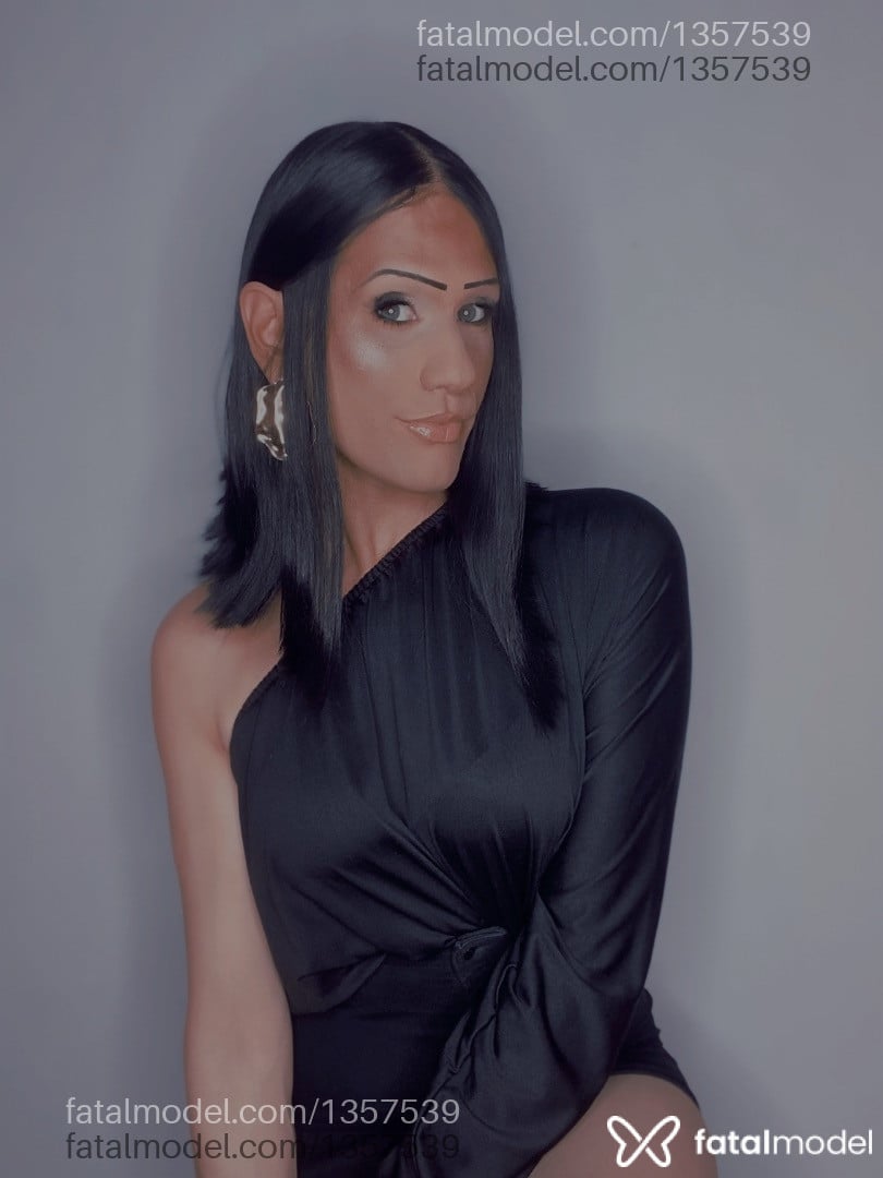 Acompanhante travesti com cabelo castanho de olhos verdes - Bruna Holl