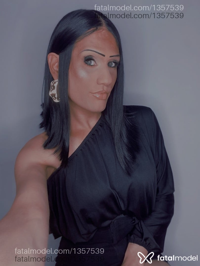 Acompanhante travesti com cabelo castanho de olhos verdes - Bruna Holl