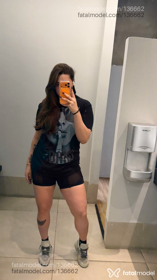 Acompanhante mulher trans com cabelo castanho de olhos castanhos - Ghiovana