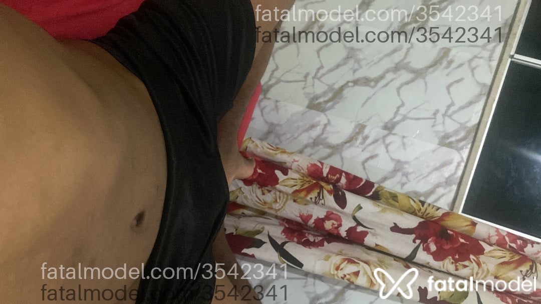 Acompanhante homem morena (o) de olhos castanhos - Diamantenegro