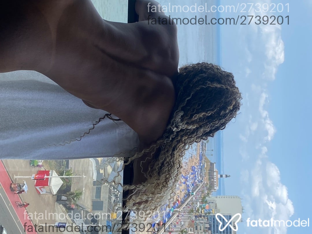Acompanhante mulher morena (o) de olhos pretos - Tieta Ribeiro