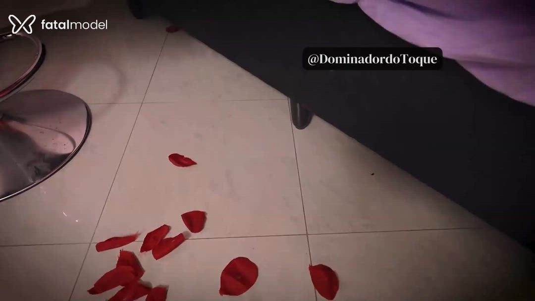 Acompanhante homem com cabelo grisalho de olhos verdes - Dominadordotoque