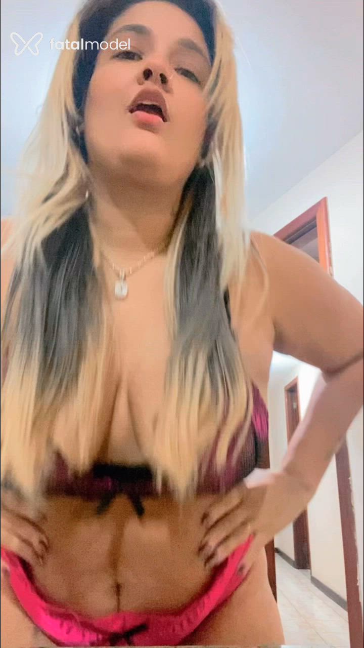 Acompanhante mulher loira (o) de olhos mel - Leona