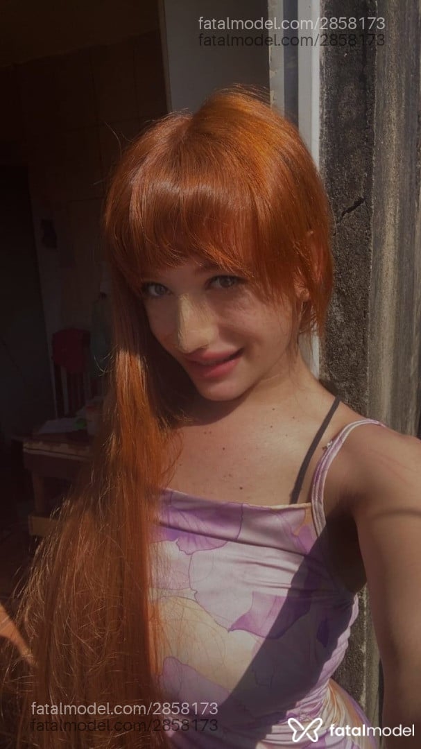 Acompanhante mulher trans ruiva (o) de olhos mel - Agatinha