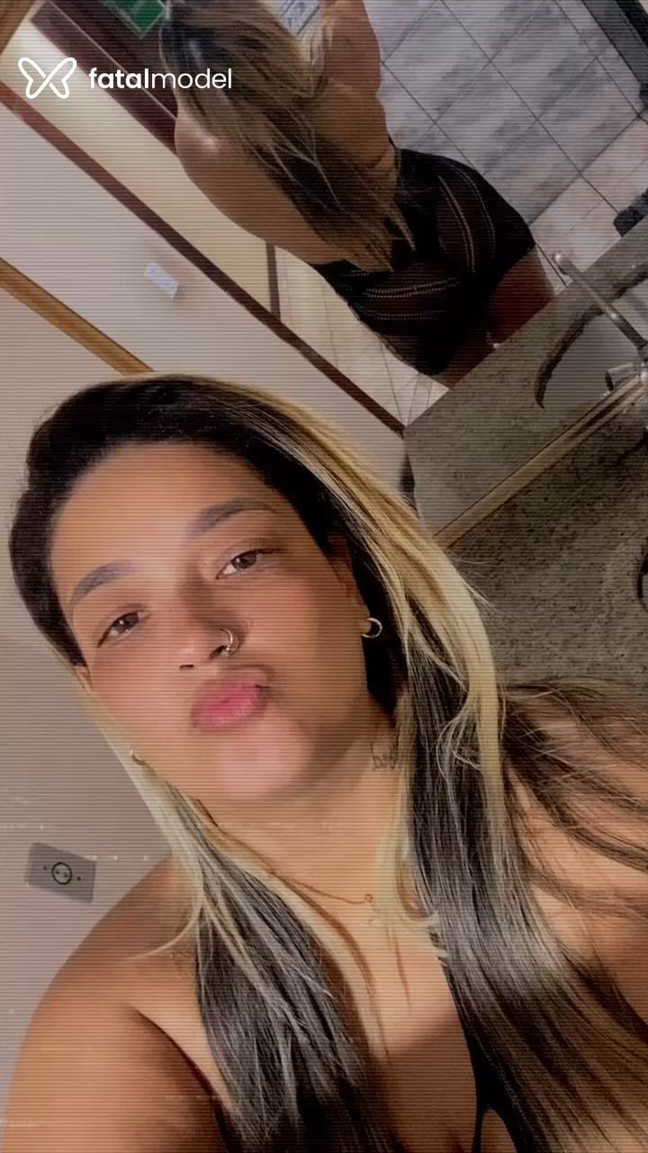 Acompanhante mulher loira (o) de olhos mel - Leona