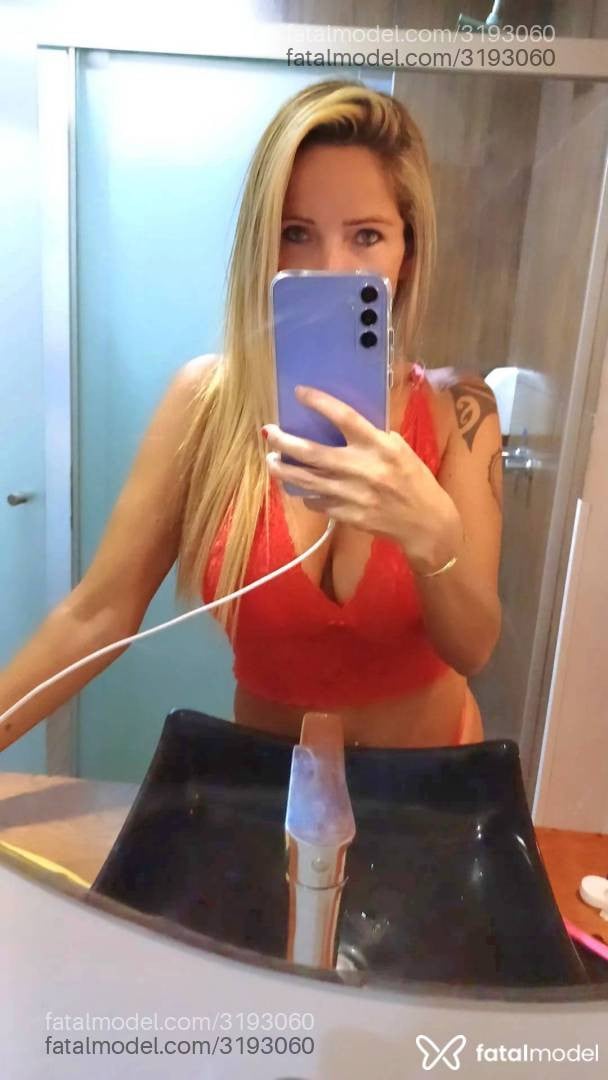 Acompanhante mulher loira (o) de olhos verdes - Mikaella Thompson