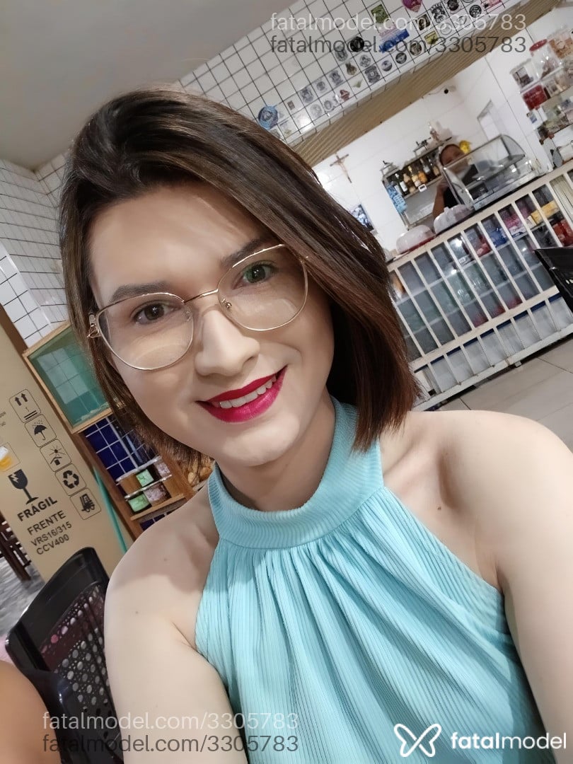 Acompanhante mulher trans com cabelo castanho de olhos mel - Alana Bittencourt