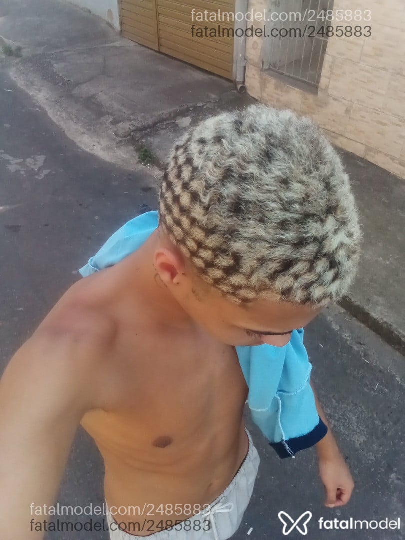 Acompanhante homem morena (o) de olhos castanhos - Gigante