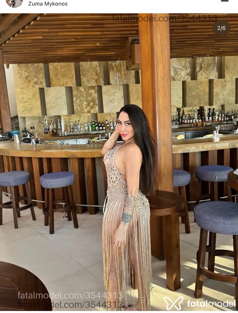 Acompanhante mulher com cabelo castanho de olhos verdes - Victoria Valentina