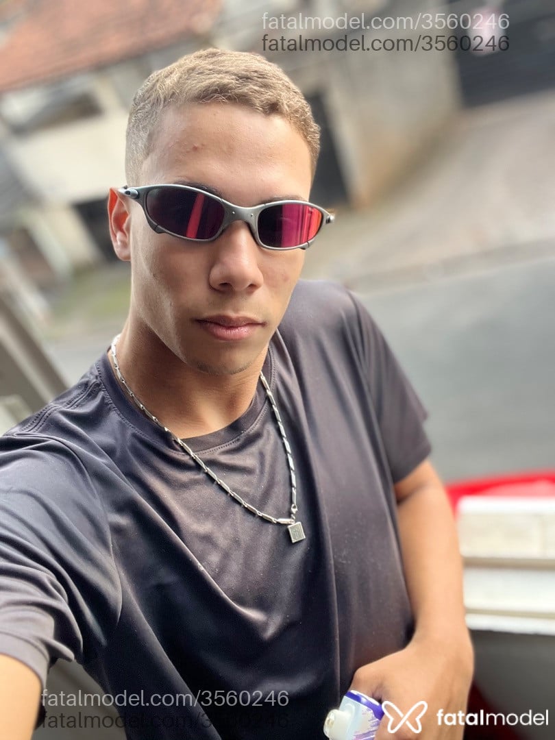 Acompanhante homem com cabelo castanho de olhos castanhos - Julio